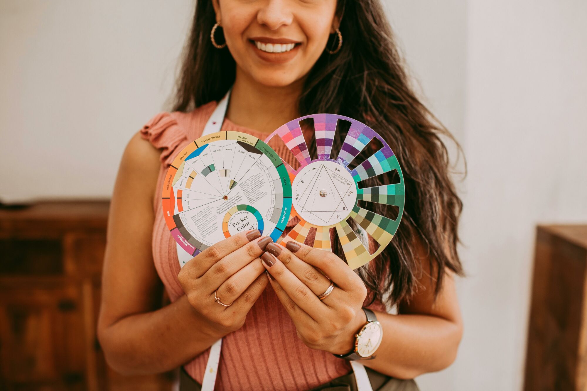 Mulher segurando catálogo de cores